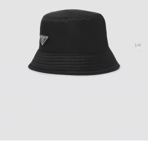 Hatt - Säljer nu en helt äkta och ny Prada hatt, prislappen är fortfarande kvar ! Kontakta vid fler bilder eller info. Inköpt för 5300kr 