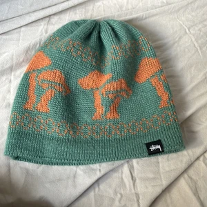 Stussy mössa, bra skick! - Fet grön mössa med oranga svampar på, dunder skick knappt använd(: