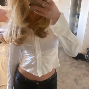 Skjorta från Zara - Jättefin skjorta i silkes vit från Zara. Aldrig använd med prislappen kvar.