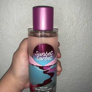 Pink mist - Mist från pink i doften Sunset Sorbet, säljer för 80kr, frakt ingår✨