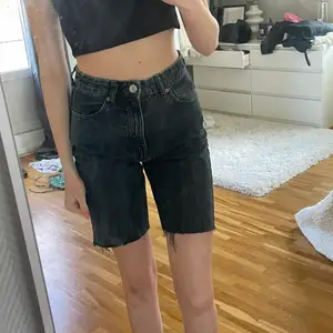 Säljer dessa populära zara jeans shorts som tyvärr blivit för stora för mig. De har slitning längst ner och är svart/gråa. Jag köpte de för 359 kr men säljer nu för 200kr