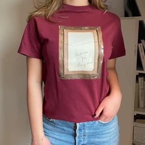 Topp från Golden Goose! - Supercool t-shirt från Golden Goose i en jättefin vinröd färg! Fint skick, sparsamt använd. Storlek XS men passar mig som är S. Nypris cirka 1500kr, säljer nu för 600kr men buda gärna. Köparen står för frakten på 66kr!💞💞