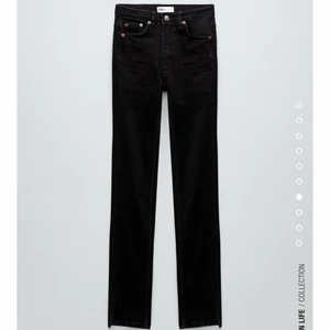 Jeans zara - Säljer mina jättefina jeans med slits från zara. Svarta. Köpta i december och nästan oanvända. Säljer då dom är för stora för mig. Kontakta gärna vid intresse eller om du vill ha fler bilder!❤️‍🩹⚡️