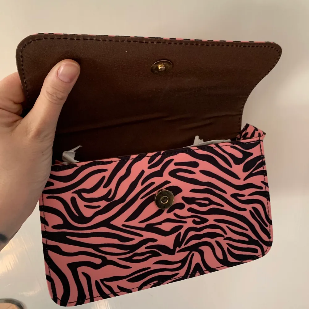 Ny rosa zebra väska 60:-. Väskor.