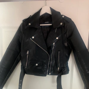 Skinnjacka  - Skinnjacka från pull&bear. Nästan som ny, använd ett fåtal gånger🥰
