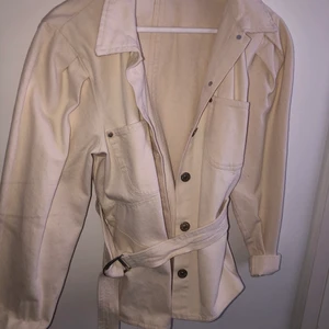Jeansjacka - Vit jeansjacka, helt ny skick. Storlek 40.