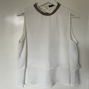 Zara topp strl M - Vit topp med detaljer i kragen
