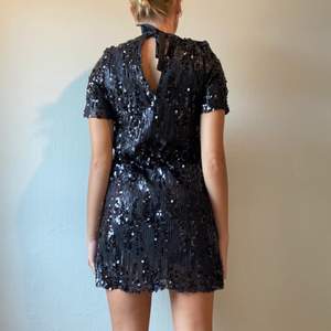 Glittrig paljett klänning från Zara i storlek XS. Använd 1 gång på Nyår.