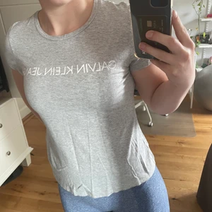 Grå Calvin Klein t-shirt - Grå basic t-shirt från Calvin Klein, passar allt från xxs-m då den är väldigt stretchig😊  Pris kan diskuteras vid snabb affär, frakt betalas av köparen.  Skriv gärna om ni har frågor eller vill ha fler bilder!💕