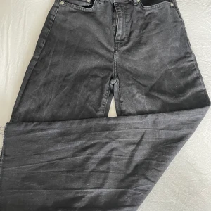 Raka svarta jeans - Snygga jeans, dock lite korta på mig som är 173
