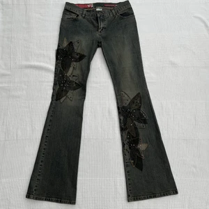 Guess y2k jeans - Guess lågmidjade bootcut jeans som har blivit för små. Köpta på Depop. Sjukt bra skick och inga stenar har ramlat av. Midjemått: 78 cm. Innerbenslängd: 83 cm. Jag är 176 cm och de passar mig i längden. Skriv privat för mer bilder! 450kr + frakt 💕