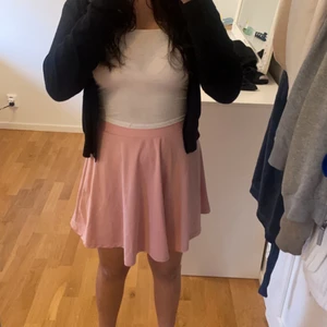 Rosa kjol - Den här kjolen är från shein och är i storlek M /38 men väldigt töj bar. Till skillnad från andra kjolar från shein öt inte den här genomskinlig och väldigt bra material, den är bara använd ett fåtal gånger pågrund av att jag inte har haft tillfällen att ha på mig den. 