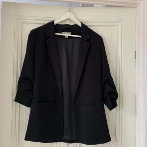 Svart kavaj - Svart figursydd kavaj i storlek 38 