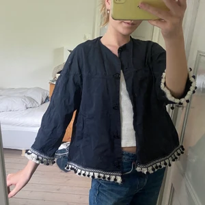 Jacka - Snygg tunn jacka med fransar, perfekt till sommaren! Storlek S från Zara 🌸