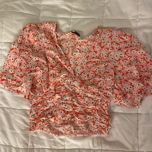 Topp - Blommig topp i stl XS från pull&bear (aldrig använd)