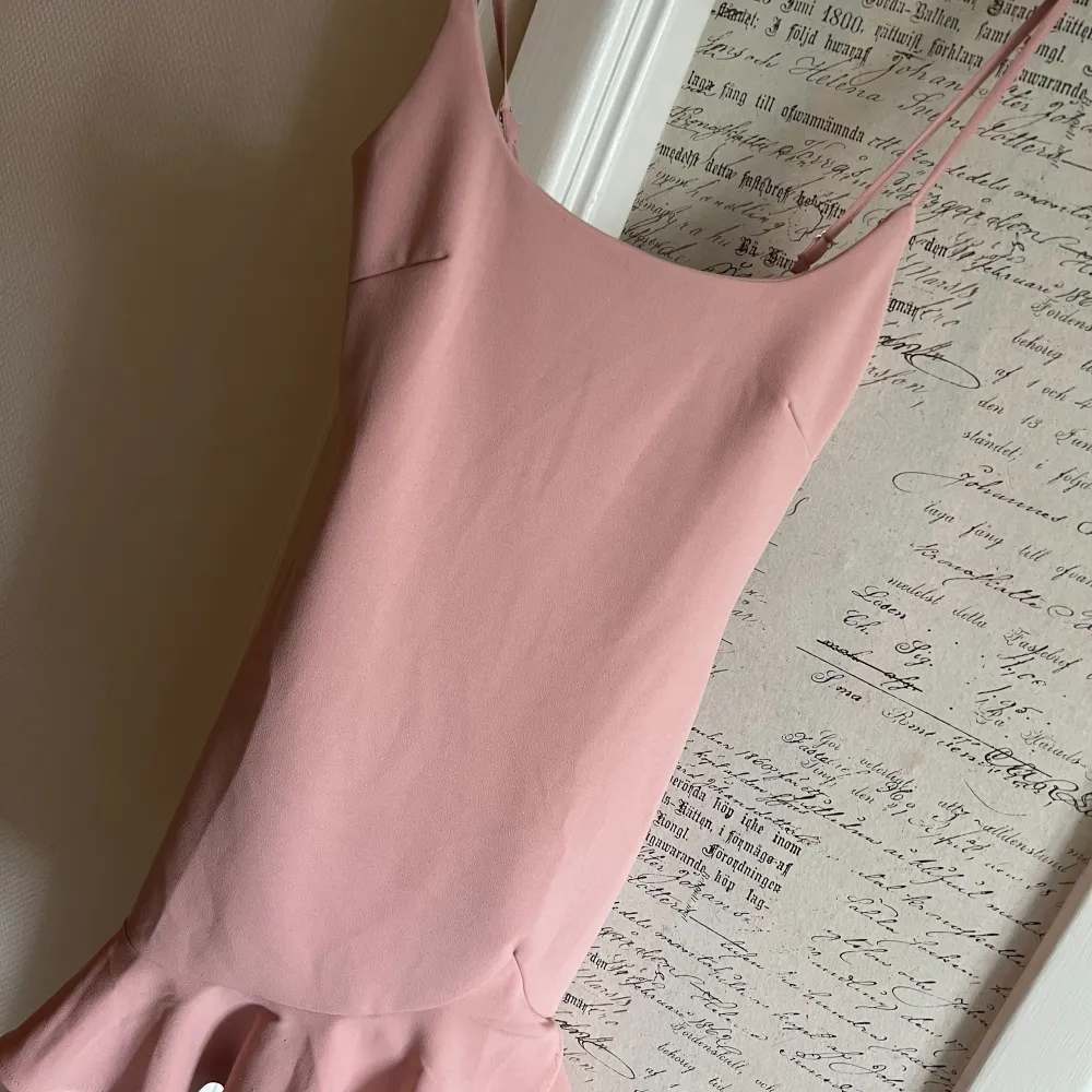 Säljer denna superfina ljusrosa klänning då den ej kommer till användning. Perfekt till studenten, sommarkvällar eller andra tillställningar 🌸💫 Köpt på hemsida från Australien. Storlek XS! Använd 3 gånger. . Klänningar.