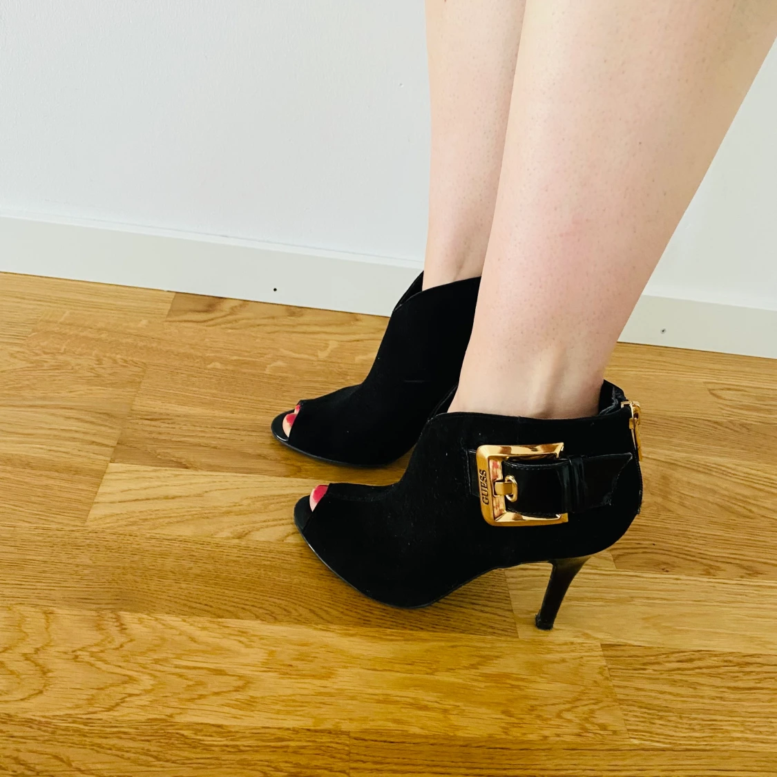 GUESS klackar i mocka