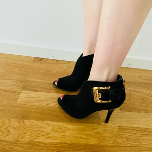 GUESS klackar i mocka  - Supersnygga GUESS klackar med gulddetaljer! Skorna är endast använda några ggr,storlek 5 1/2 (jag har 36 i vanliga fall) , inköpa i New York (nypris 2000:-)