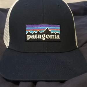 En Patagonia keps som jag inte vill ha längre den är stor i storleken. 