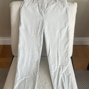 Ljusa kostymbyxor - Ljusa fräscha kostymbyxor- nästan helt nya. Från H&M- storlek 36. 