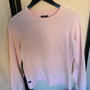 Crocker tröja  - Säljer en rosa Crocker tröja. Fint skick. Storlek XS.   Möts upp eller står du som köpare för frakten.