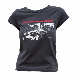 t-shirt  - säljer denna topp från brandy melville som tyvärr aldrig kommit till användning. den är ju, som alla deras kläder, ”onesize” men sitter typ som S/M. tröjan är i mycket stretchigt material och som ny. tveka inte på att höra av dig vid vidare frågor eller fler bilder. köpare står för frakt🫶