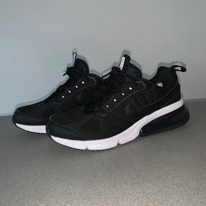 Nike Air Max - Nike Air Max strl 41 i väldigt gott skick. Sparsamt använda några få gånger.