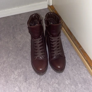 Kängor strl 37 - Säljer mina kängor då jag inte använder de. Det är riktigt skinn. Storlek 37. Har bara använt de en gång, 
