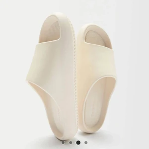 Tofflor - Slides/tofflor från asos, liknar yeezy tofflorna. Säljer då de var för stora för mig så de är alltså helt nya och endast testade (med strumpor). 