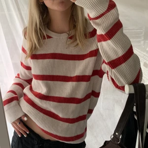 Röd vit randig tjocktröja  - Jättefin stickad tjocktröja i perfekt skick!❤️ sitter pösig på XS-S