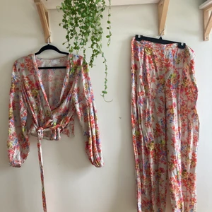 🌸Livets Set🌸 - Ett blommigt set i luftigt tyg letar nytt hem då jag tyvärr inte passar i det längre.  Använt en eftermiddag🌸 Storlek 44 Nypris 800kr