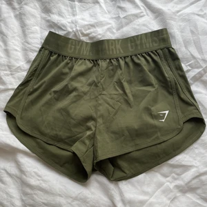 Gymshark shorts  - Jättefina knappt använda shorts från gymshark. Storlek small. Kommer inte till användning här hemma bara! 