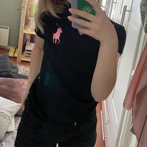 Ralph Lauren tröja - Den har en krage  Väldigt fint skick  Så snygg!😏