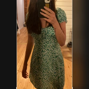 klänning - en jättefin somrig klänning som va lite stor men jag sytt in så den sitter bra på nån som bär xs:)