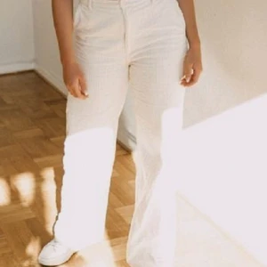 Vita jeana  - Ett par vita jeans, de passade inte mig så min vän fick prova de!