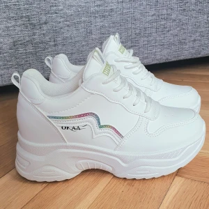 Vita sneakers, storlek 38 - Helt nya. Skickas spårbart i kartong. Storlek 38. 