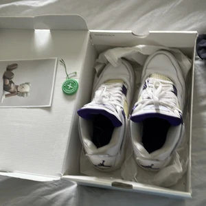 Jordan 4  - Äkta Jordan 4 retro metallic purple i storlek 44 är använda köpte dom för 1 år sedan för 5 tusen 6 typ. Om man vill se mer bilder skriv till mig bara