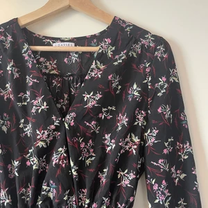 🌸 Svart blommig klänning 🌸 - 🌸 Svart blommig klänning 🌸 Storlek S 🌸Mötas upp i Stockholm eller postas (fraktkostnad tillkommer) 🌸 Kan även samfrakta 🌸  