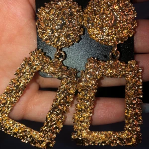 Örhängen -  örhängen, råkade köpa med mig 2 stk kosta 169 men säljer för 60 kr jätte fina till tex fest eller något man fixar upp sig för 