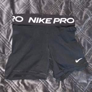 Ett par Nike tränings shorts från stadium. Väl använda men bra skick. Köpta för 349kr, säljes för 150kr!!🖤