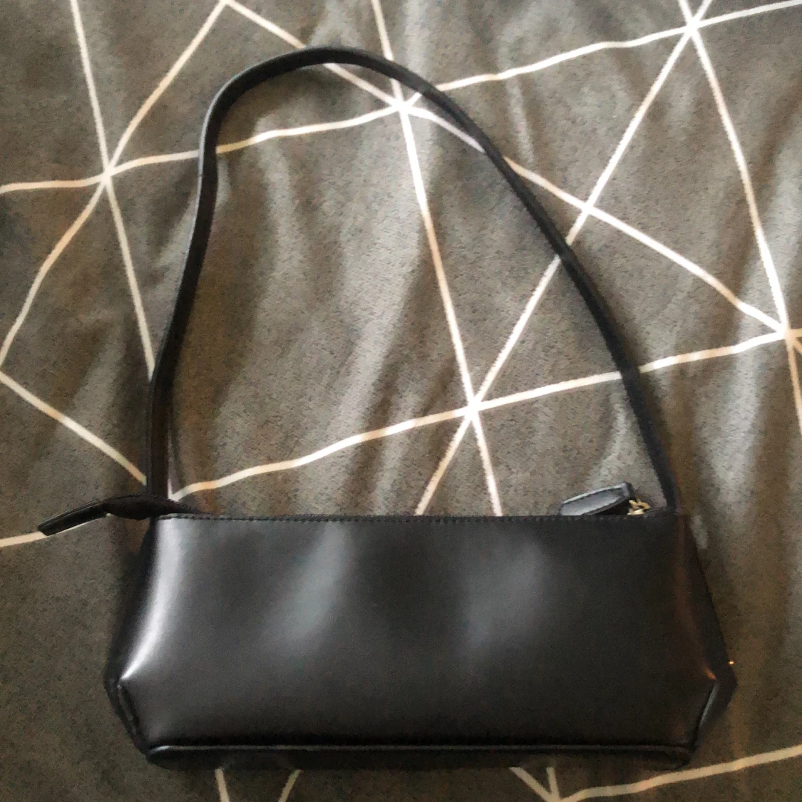 Sött svart axelväska i läderimitation