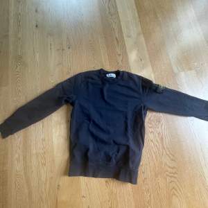 Ny pris:2700 Mitt pris:1200 Storlek: S Skick 8/10 Säljer en stone island sweatshirt som jag köpte ny för ett år sedan. Pris kan förhandlas.