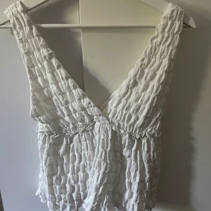 Söt topp - En jättesöt och fin topp från pull & bear som inte kommer till användning. Den är i strl S men passar både S och M. Pris kan diskuteras❤️ om fler bilder önskas kan jag skicka det👌🏼❤️ KÖP DIREKT FÖR 180KR