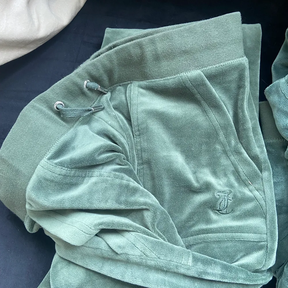 Använt få gånger, tröjan storlek s och byxorna M men båda är som S. Tröjor & Koftor.