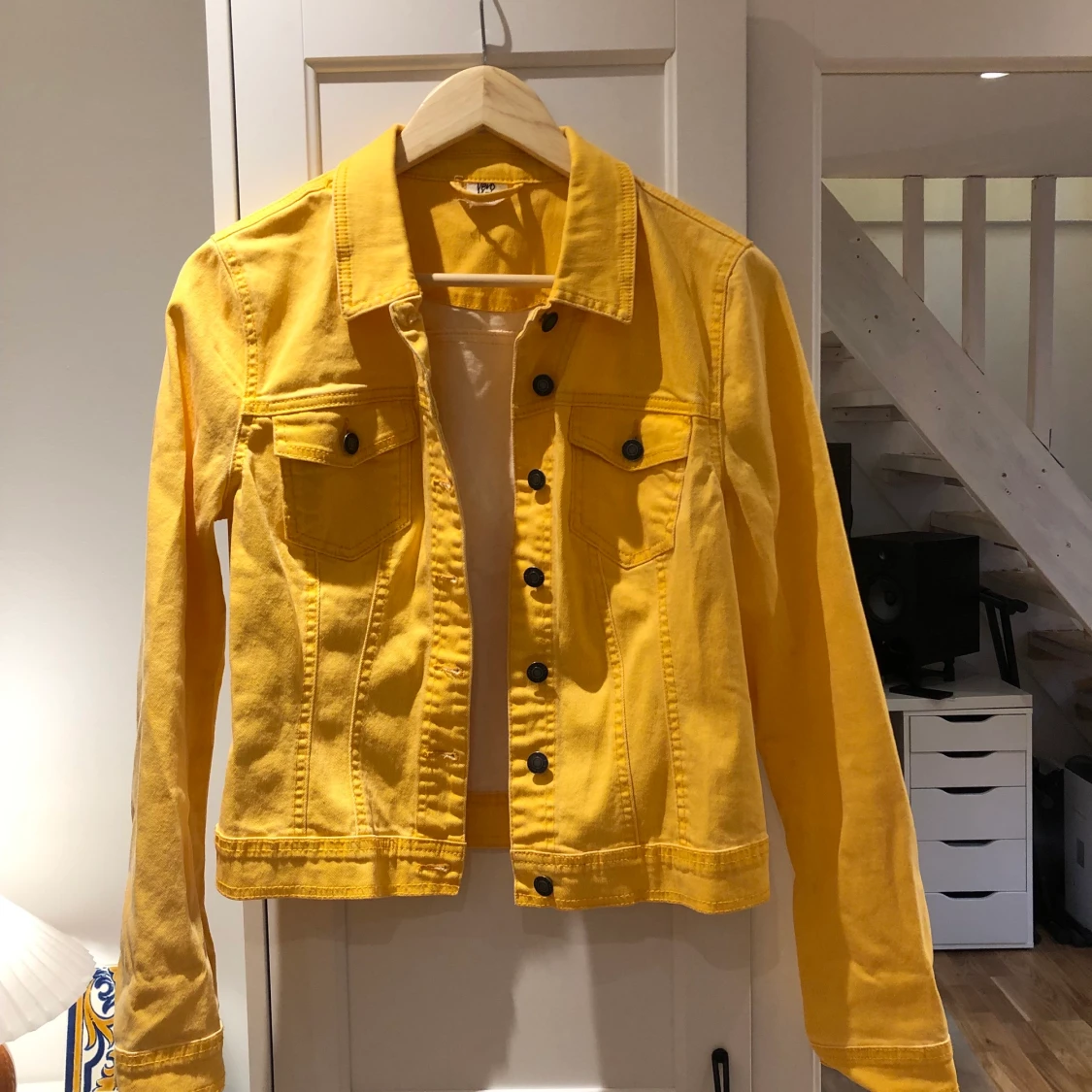 Gul jeansjacka