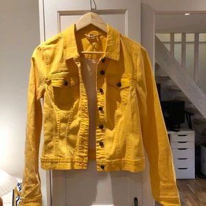 Gul jeansjacka  - Tunn fin jeansjacka köpt second hand. Saknar storlek, uppskattar den som en XS
