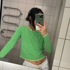 Grön stickad glittrig tröja Mango M  - Rutig neongrön/pastellgrön tröja (bild 3 för rättvisa) från Mango i storlek M, liten i storleken så passar XS-S (jag har storlek XS). Aldrig använd, köpt i Kpg så retur gick ej, som ny! Finns i Gbg, annars står köparen för frakt som TILLKOMMER på 66kr💚💚💚💚