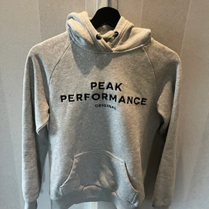 Peak performance hoodie  - En peak hoodie som jag endast använt några gånger. Den är i storlek S