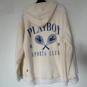 Playboy zip hoodie  - Oversized Playboy zip hoodie från missguided. Aldrig använd prislapp kvar🤍storlek S men vädligt oversized så mer en L.