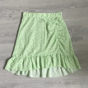 Söt kjol - Säjer den här söta sommarkjolen i storlek s! Den är bara använd ett fåtal gånger so den är i nyskick. Den är ganska liten i storleken så passar xxs-s. Skriv privat om ni har frågor eller vill ha fler bilder❣️❣️